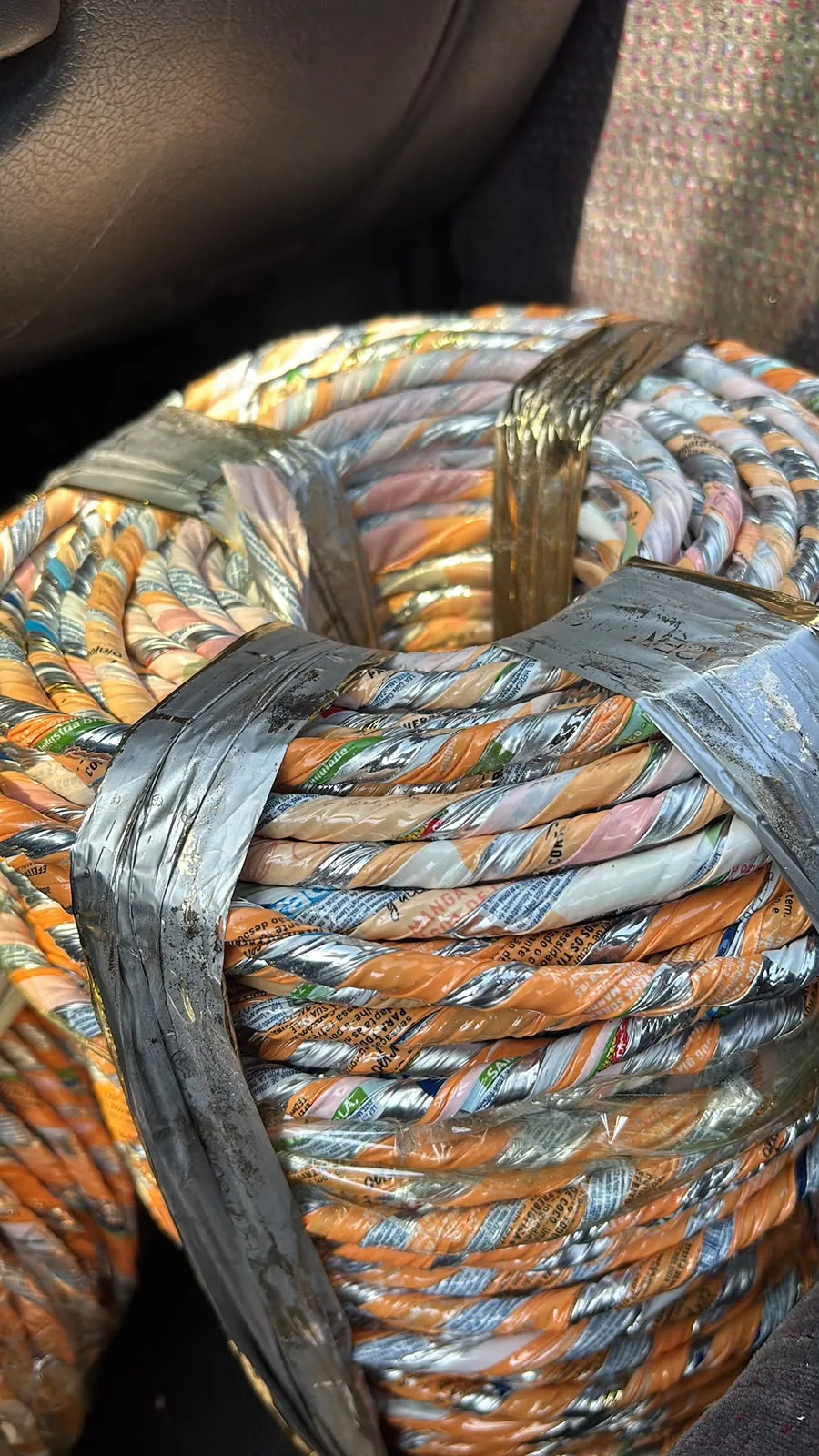 Detalhe da trama de fitilho torcido colorido